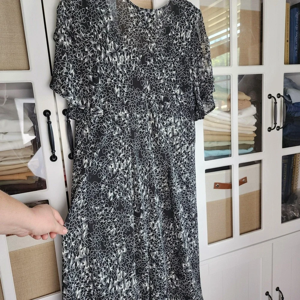 Mlle Gabrielle 18W Black White Abstract Y2K Asymmetrical Split Sleeve Midi Dress